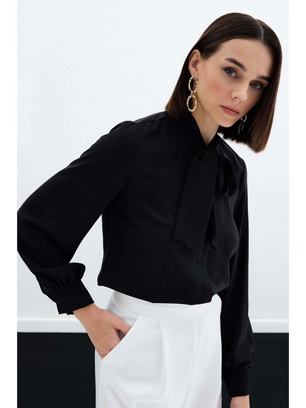 Yakası Bağlamalı Düz Gömlek - Siyah-2