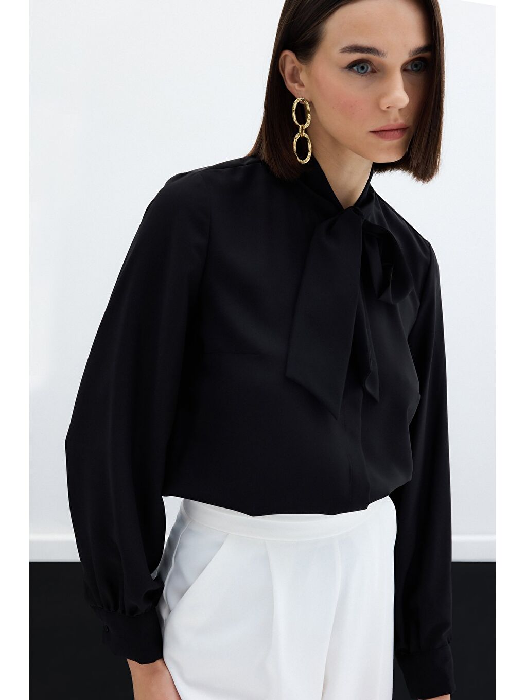 Yakası Bağlamalı Düz Gömlek - Siyah-4