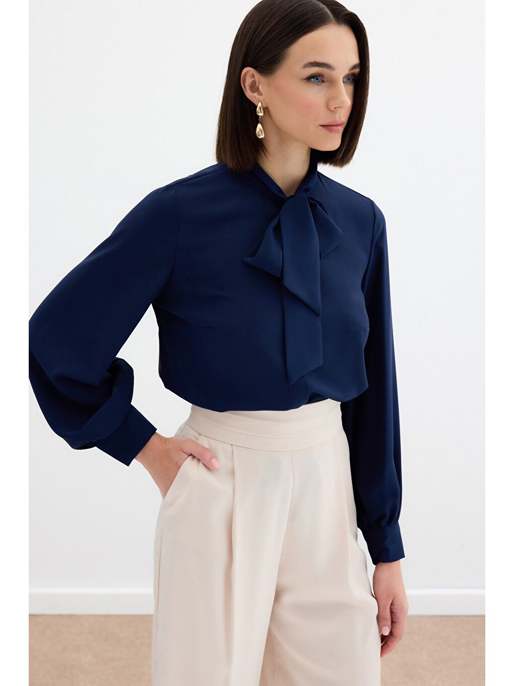 Yakası Bağlamalı Düz Gömlek - Lacivert