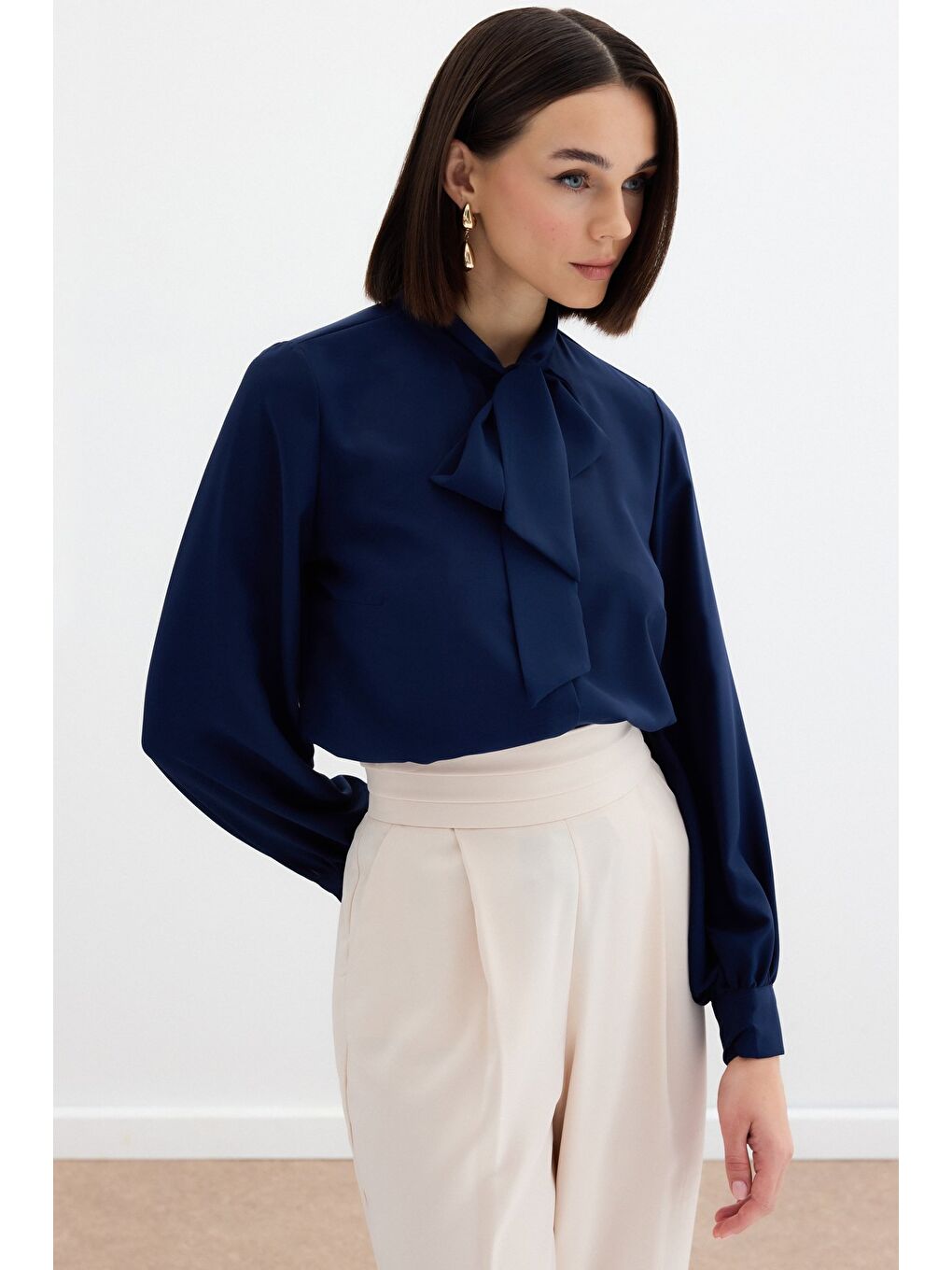 Yakası Bağlamalı Düz Gömlek - Lacivert-1