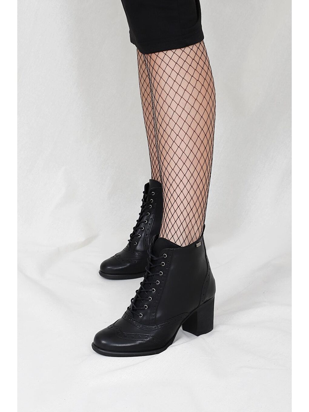 Siyah Yuvarlak Burun Kauçuk Taban Topuklu Fermuarlı Bağcıklı Kadın Günlük Bot 10435