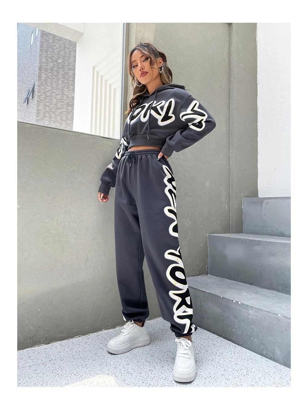 Trendseninle Gri Füme Brooklyn Baskılı Oversize Alt Üst Crop Eşofman Takımı - 1