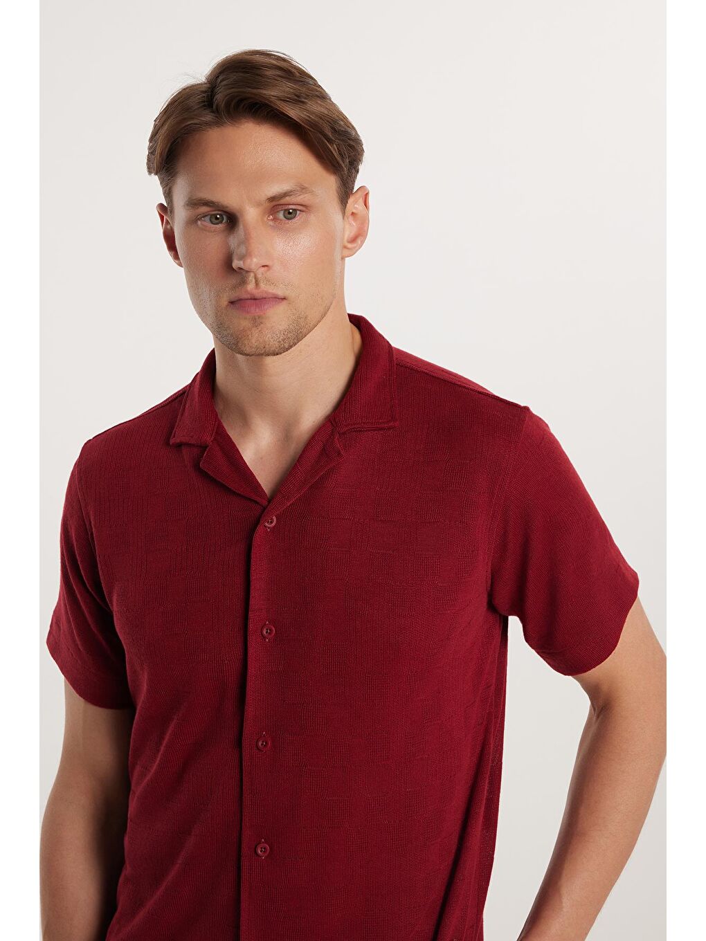 Slim Fit Kısa Kol Örme Kumaş Apaş Yaka Rahat Armürlü Doku Bordo Erkek Gömlek-1