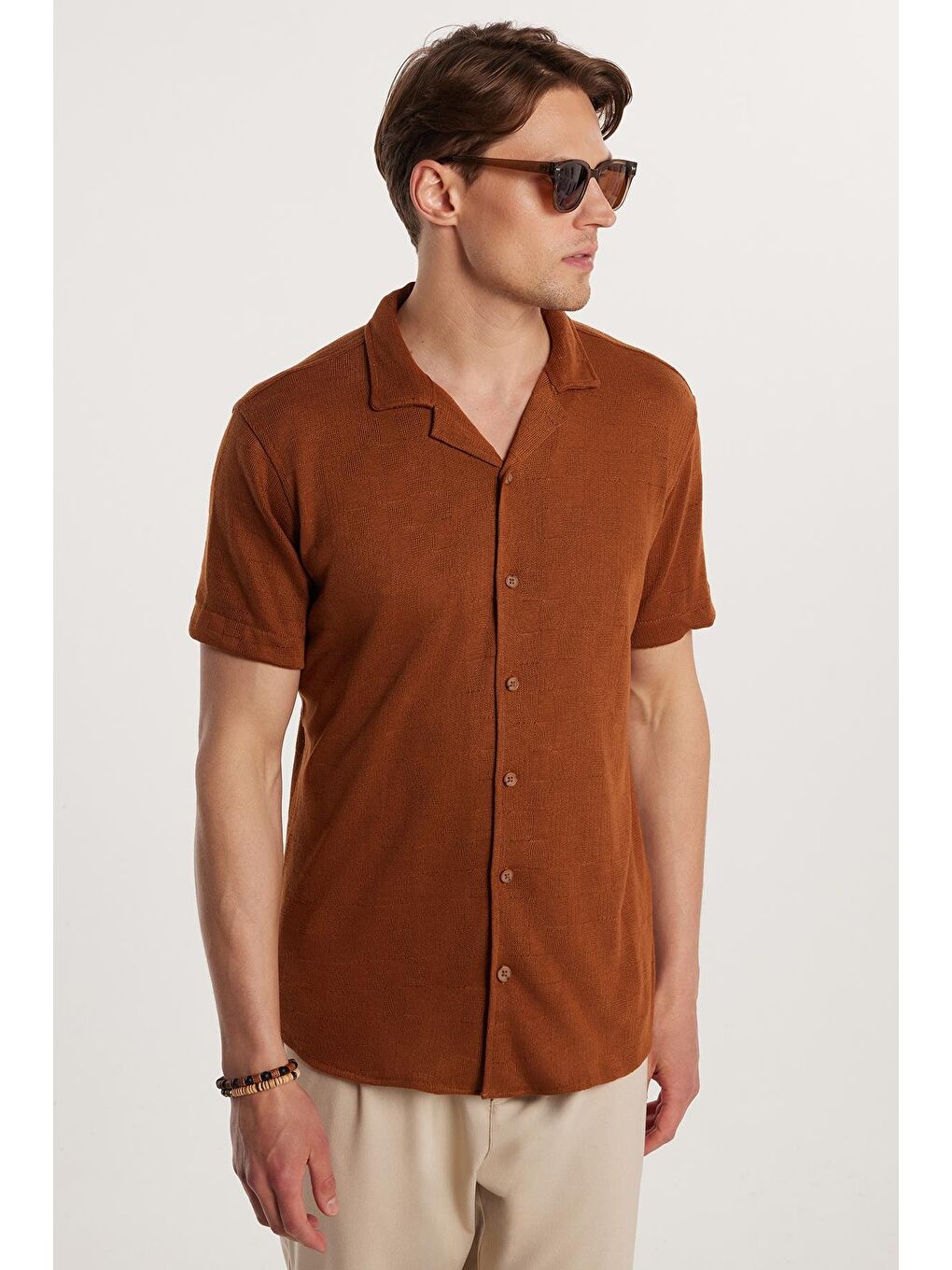 Slim Fit Kısa Kol Örme Kumaş Apaş Yaka Rahat Armürlü Doku Kahverengi Erkek Gömlek