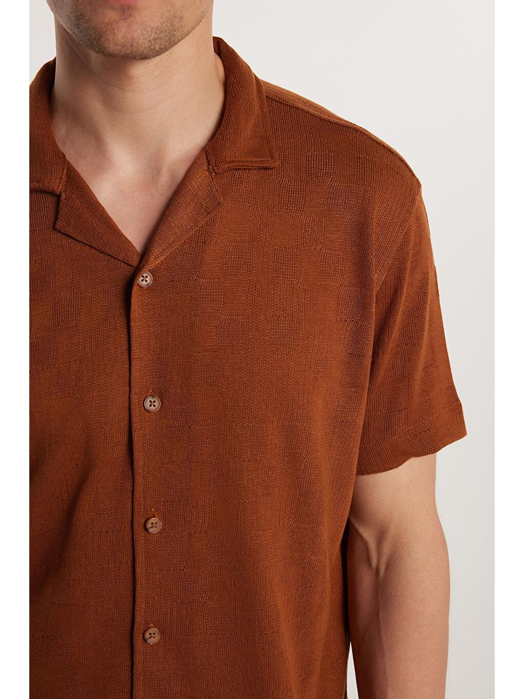 Slim Fit Kısa Kol Örme Kumaş Apaş Yaka Rahat Armürlü Doku Kahverengi Erkek Gömlek-2
