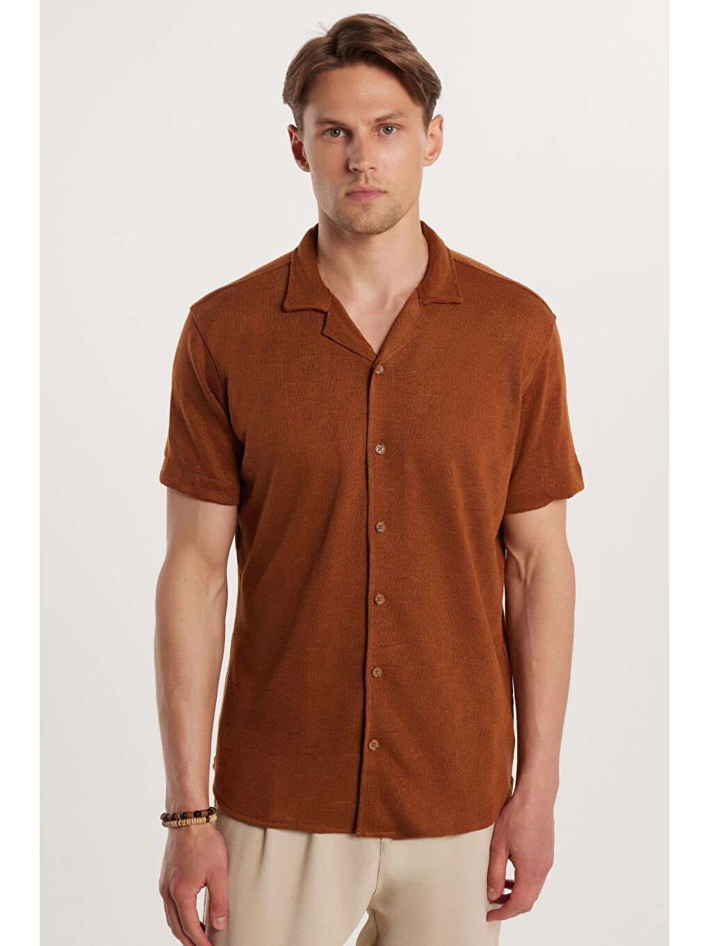 Slim Fit Kısa Kol Örme Kumaş Apaş Yaka Rahat Armürlü Doku Kahverengi Erkek Gömlek-3