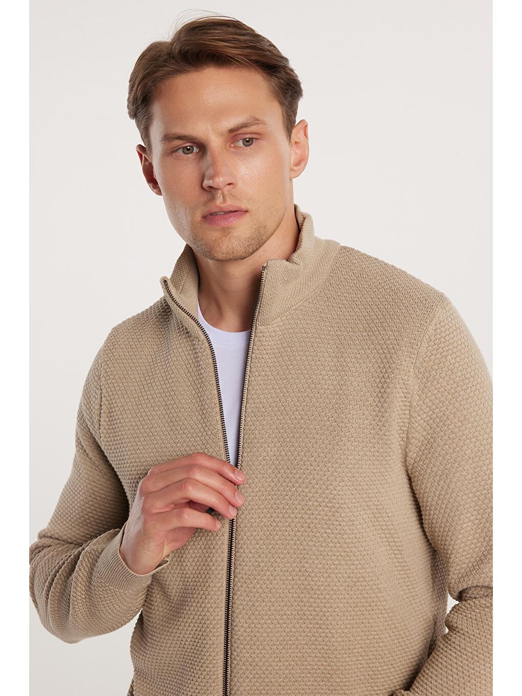 Erkek Standart Fit Normal Kesim Desenli Yarım Balıkçı Yaka Fermuarlı Bej Hırka-1