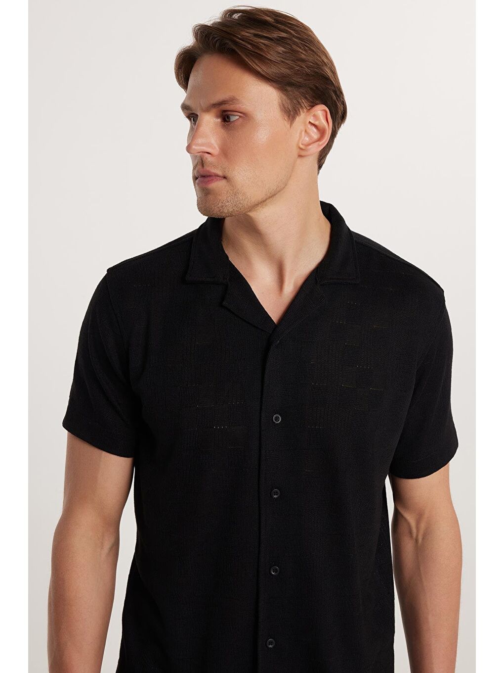 Slim Fit Kısa Kol Örme Kumaş Apaş Yaka Rahat Armürlü Doku Siyah Erkek Gömlek-1