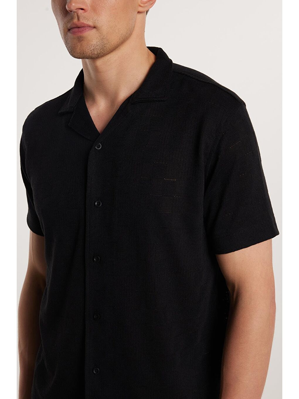 Slim Fit Kısa Kol Örme Kumaş Apaş Yaka Rahat Armürlü Doku Siyah Erkek Gömlek-2