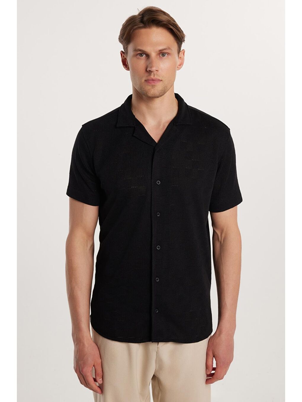 Slim Fit Kısa Kol Örme Kumaş Apaş Yaka Rahat Armürlü Doku Siyah Erkek Gömlek-3