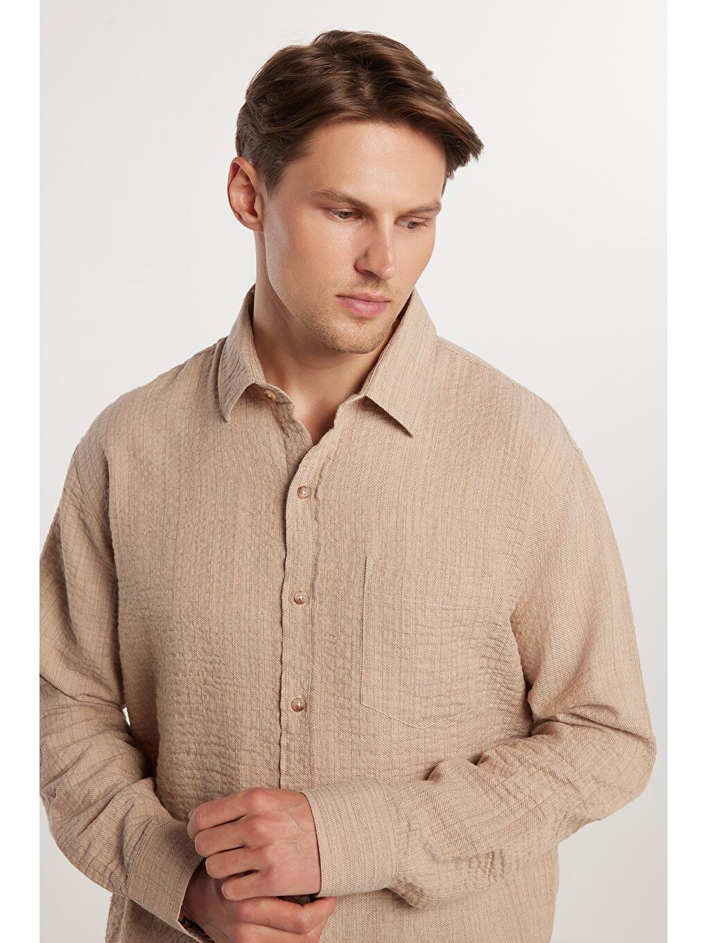 Erkek Relax Fit Rahat Kesim Pamuklu Keten Doku Tek Cepli Bej Gömlek-1