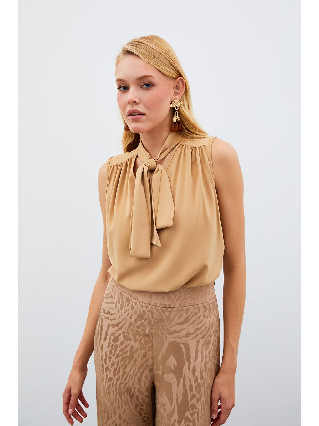 Kahverengi Fularlı Kolsuz Bluz - Camel-1