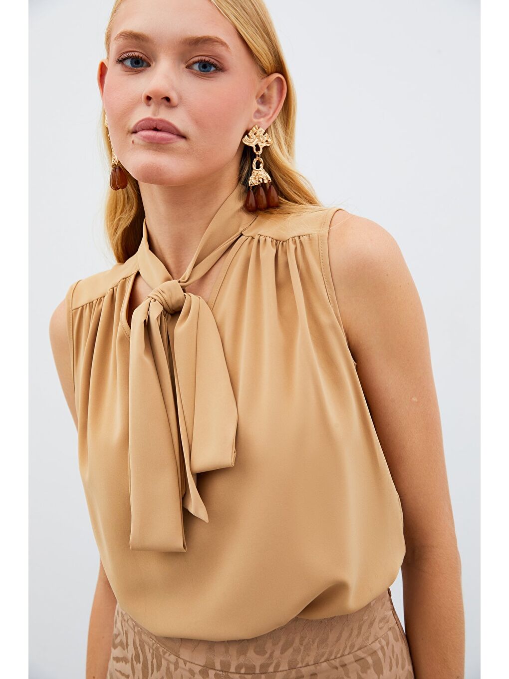 Kahverengi Fularlı Kolsuz Bluz - Camel-2
