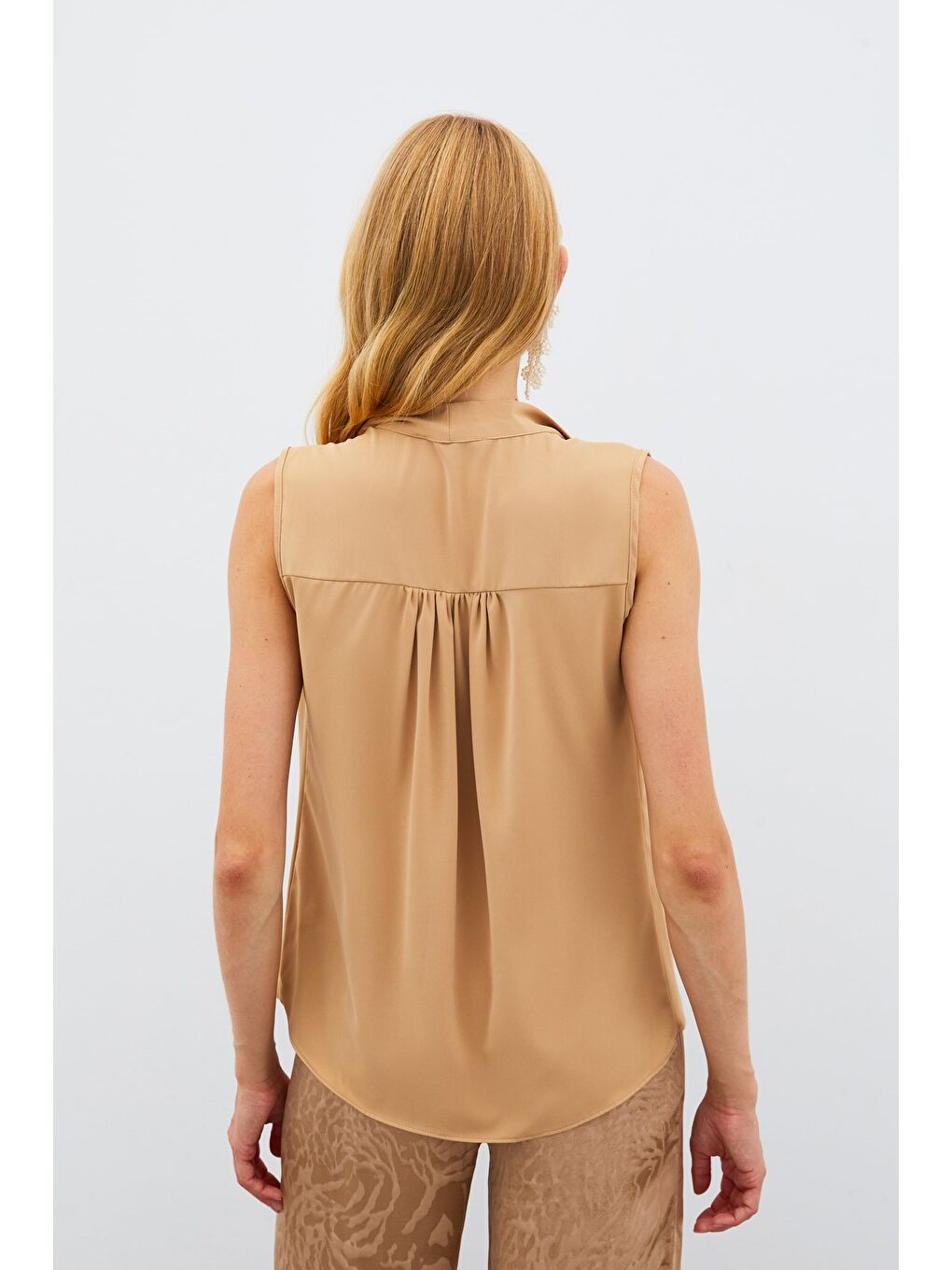 Kahverengi Fularlı Kolsuz Bluz - Camel-3