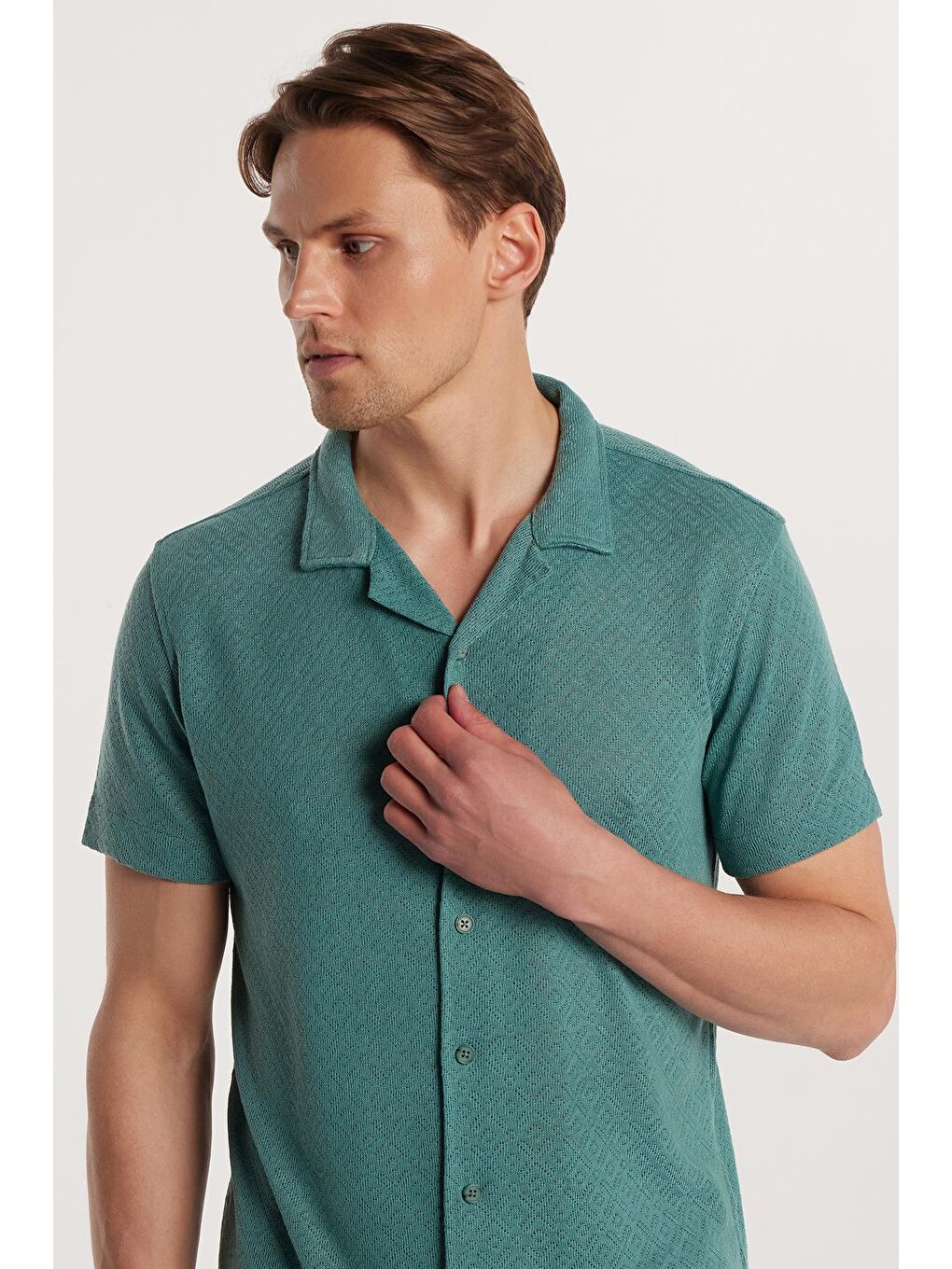 TUDORS Erkek Slim Fit Dar Kesim Kısa Kollu Örme Doku Apaş Yaka Yeşil Gömlek - 1