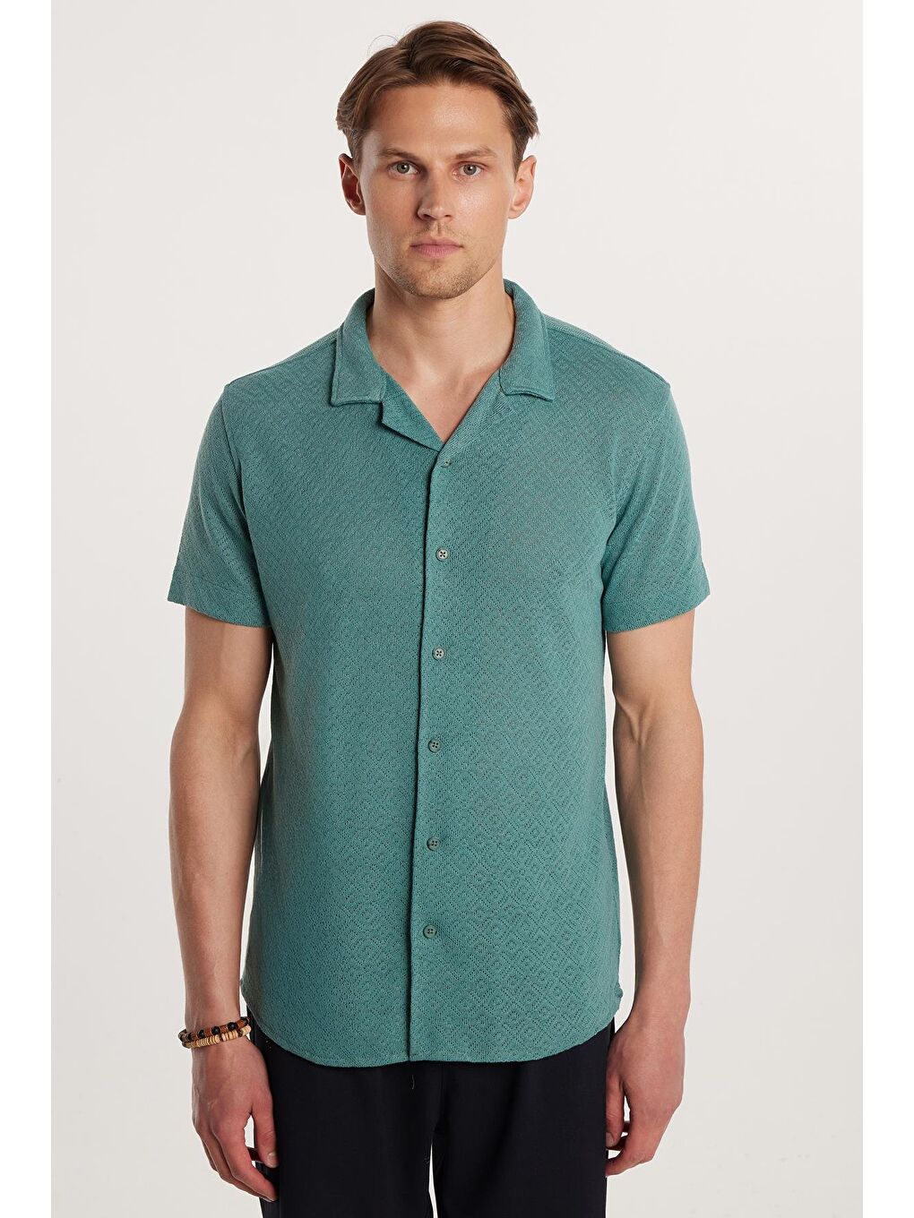 TUDORS Erkek Slim Fit Dar Kesim Kısa Kollu Örme Doku Apaş Yaka Yeşil Gömlek - 2