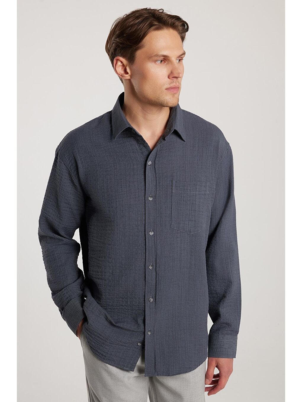 Erkek Relax Fit Rahat Kesim Pamuklu Keten Doku Tek Cepli Gri Gömlek-1