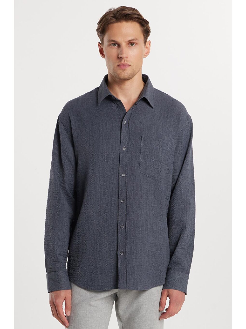 Erkek Relax Fit Rahat Kesim Pamuklu Keten Doku Tek Cepli Gri Gömlek-3