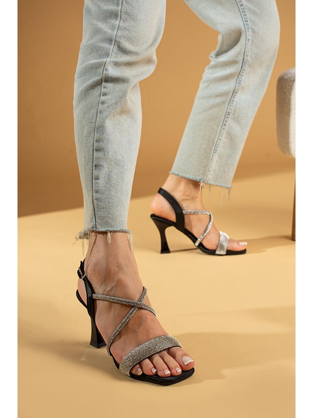 Siyah Taşlı Bantlı Kadın Abiye Ayakkabı 012-381-23-1