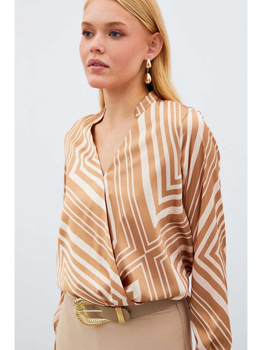 Kahverengi Kruvaze Desenli Bluz - Kahve-1