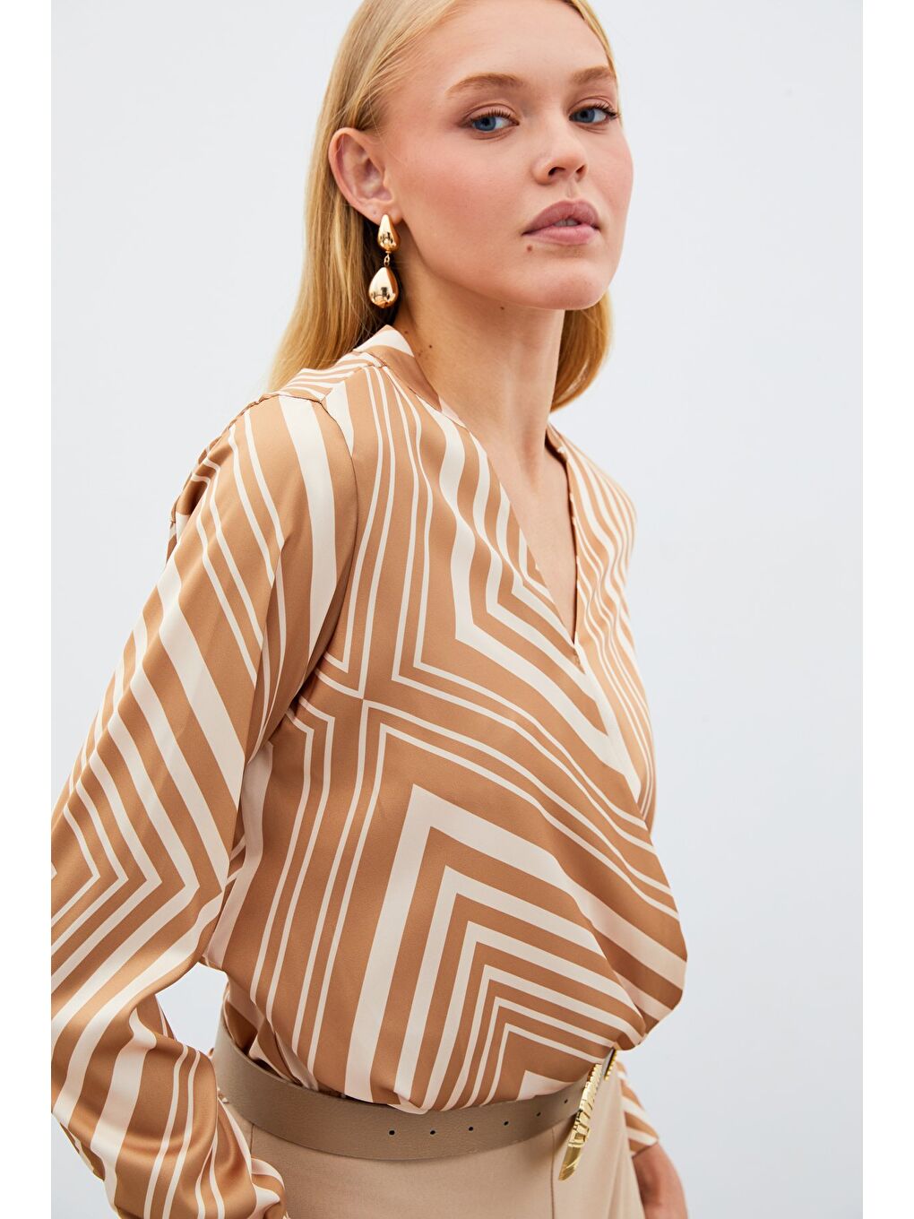 Kahverengi Kruvaze Desenli Bluz - Kahve-2