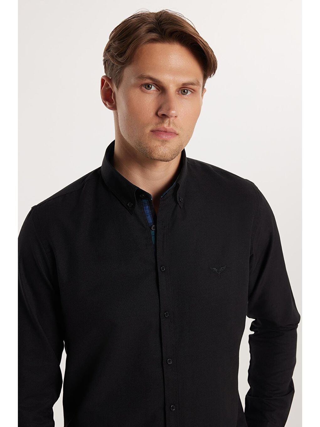 Erkek Slim Fit Dar Kesim Uzun Kollu Pamuklu Oxford Doku Kolay Ütülenebilir Siyah Düğmeli Yaka Gömlek