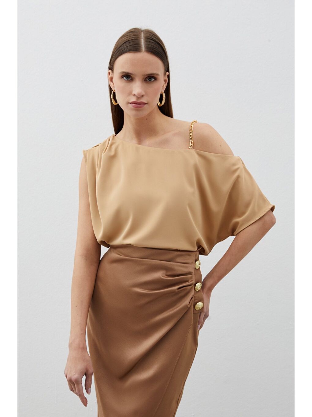 Kahverengi Düşük Omuzlu Salaş Bluz - Camel-4