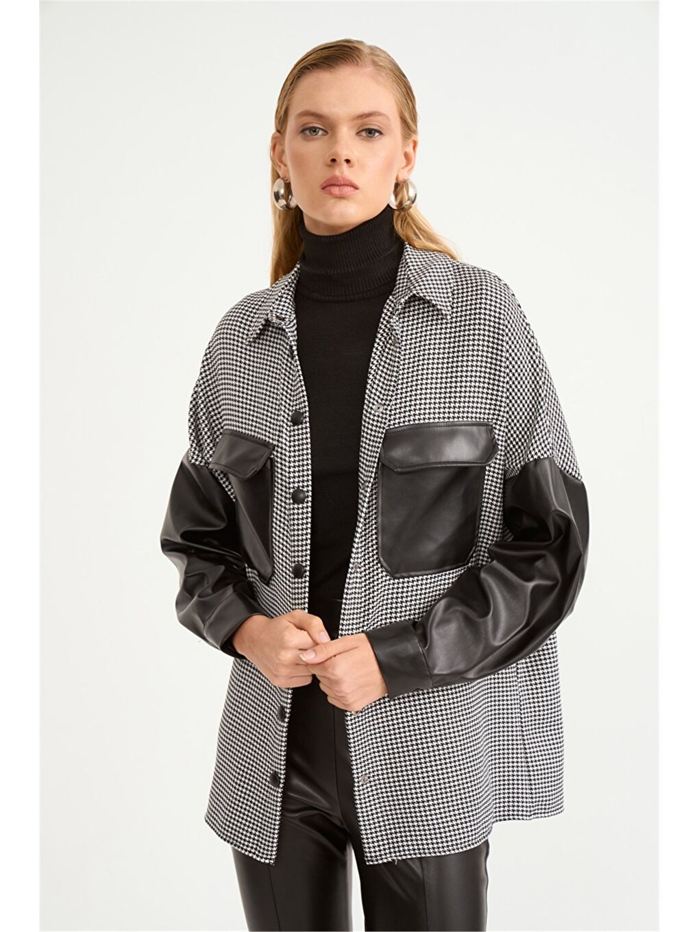 Deri Detaylı Kazayağı Gömlek - Siyah