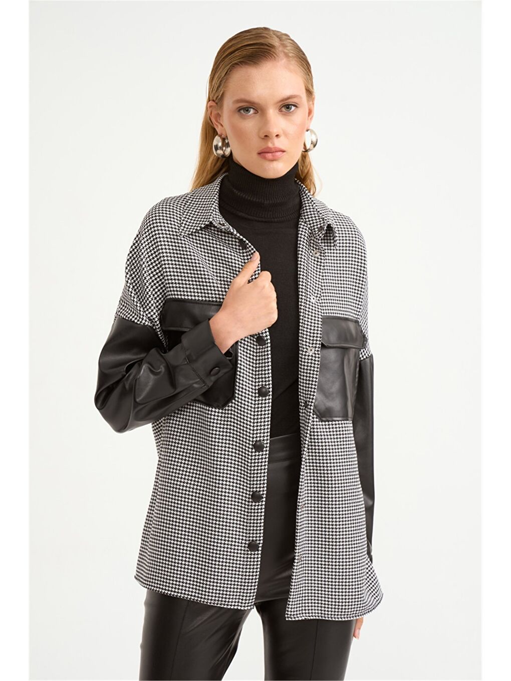 Deri Detaylı Kazayağı Gömlek - Siyah-1