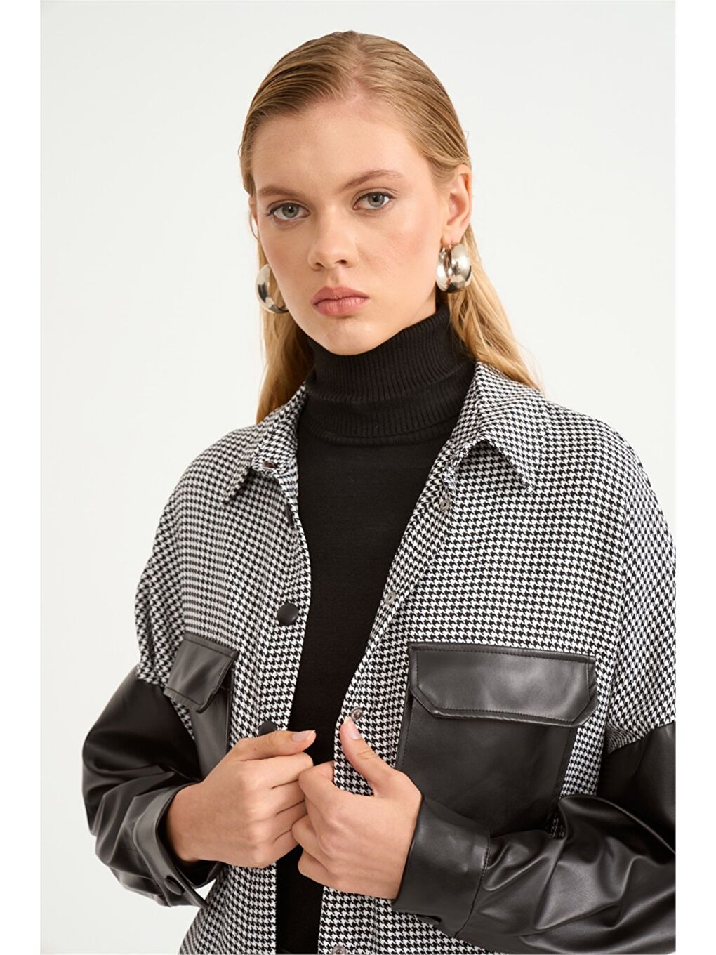 Deri Detaylı Kazayağı Gömlek - Siyah-4