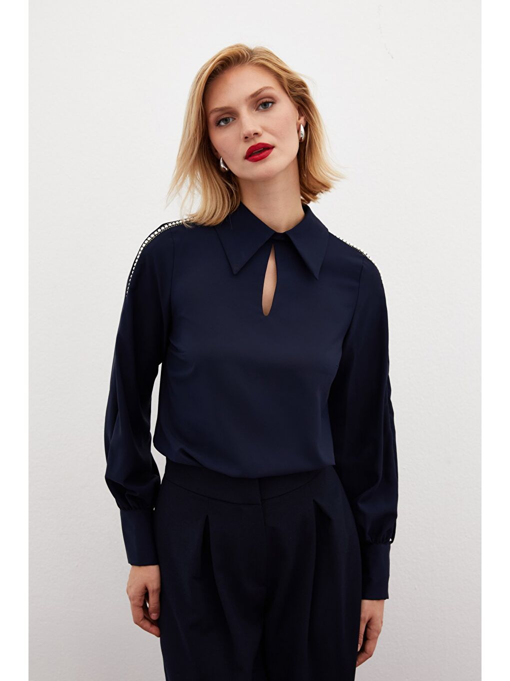 Kolları İnci Detaylı Bluz - Lacivert-1