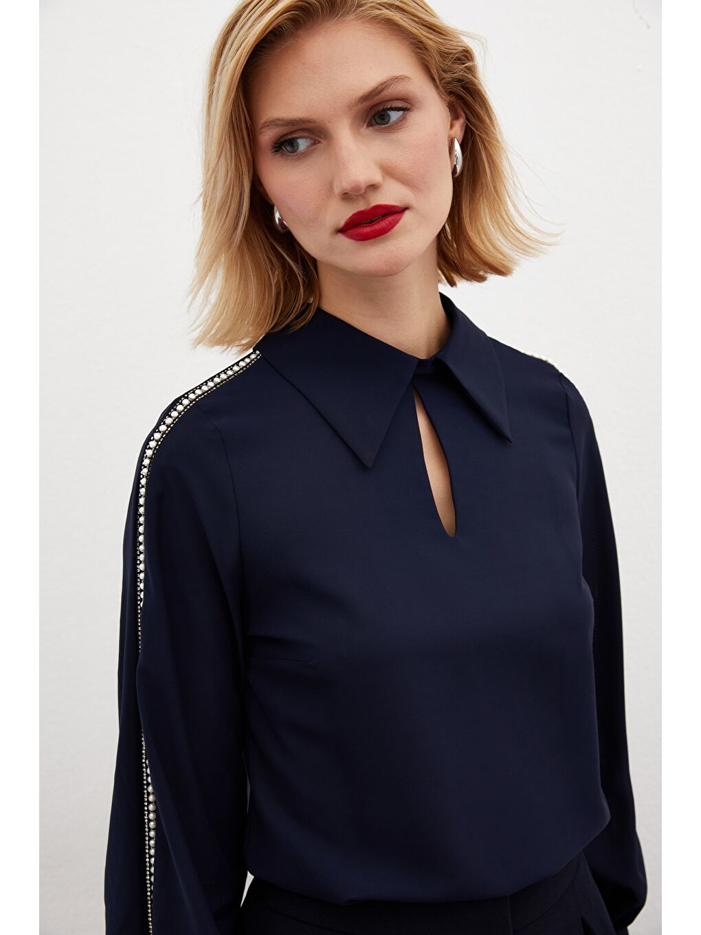Kolları İnci Detaylı Bluz - Lacivert-2