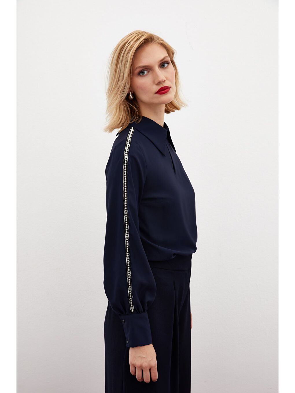 Kolları İnci Detaylı Bluz - Lacivert-3