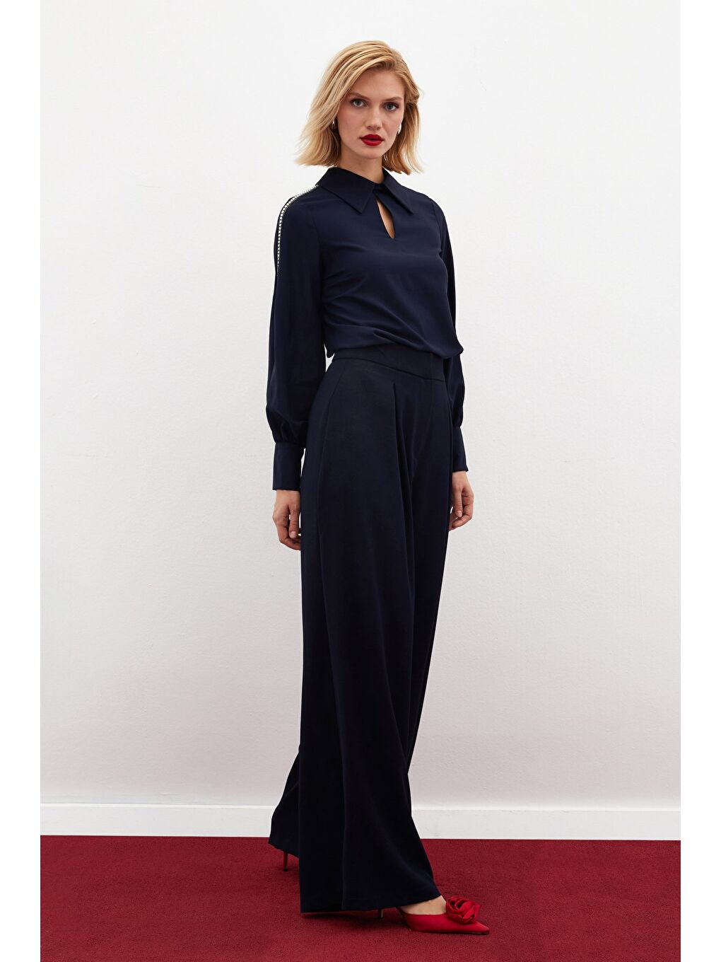 Kolları İnci Detaylı Bluz - Lacivert-4