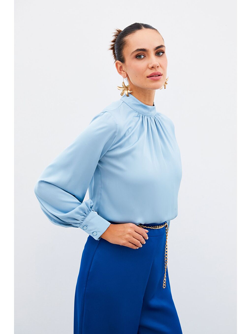 Yaka Detaylı Saten Bluz - Bebe Mavi-2