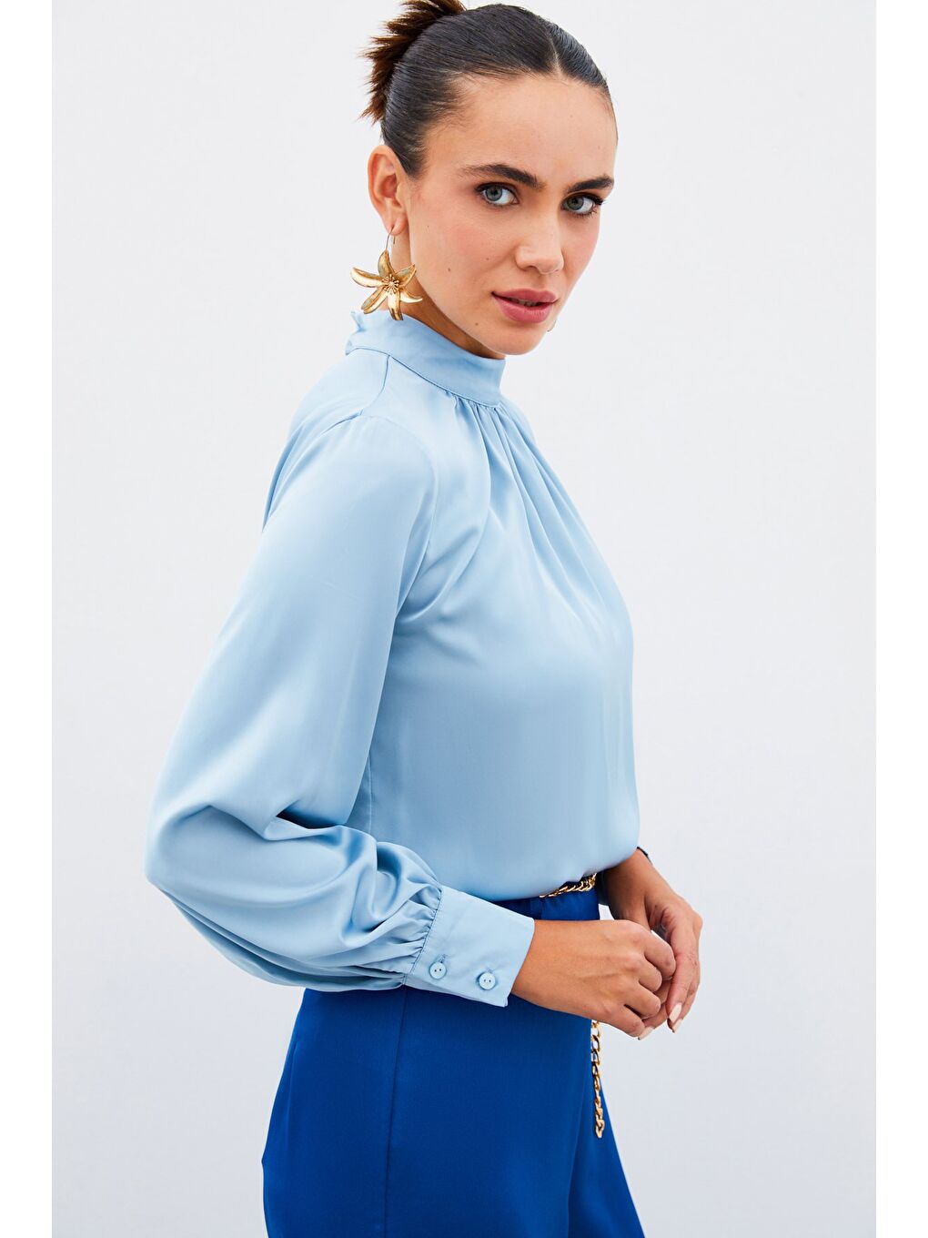 Yaka Detaylı Saten Bluz - Bebe Mavi-3
