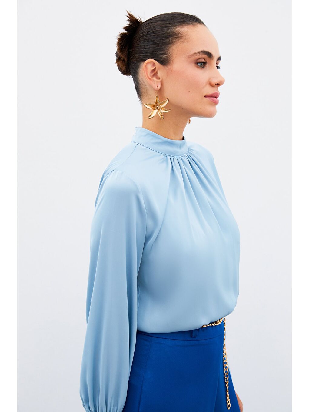 Yaka Detaylı Saten Bluz - Bebe Mavi-4