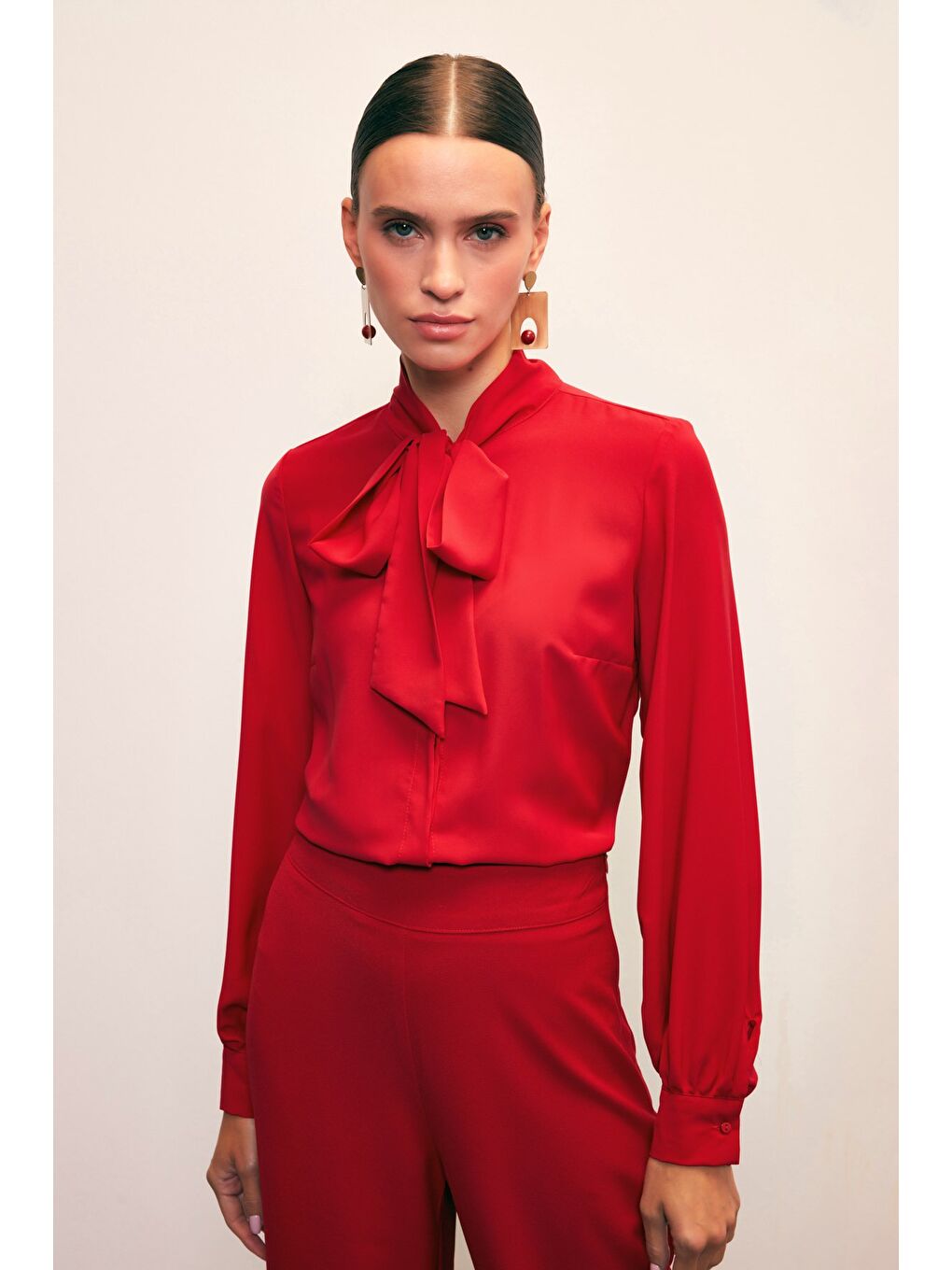 Yakası Bağlamalı Düz Gömlek - Kırmızı-1