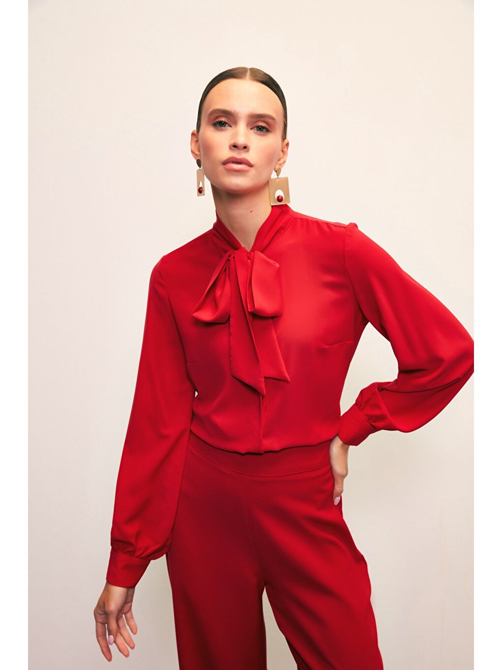 Yakası Bağlamalı Düz Gömlek - Kırmızı-2