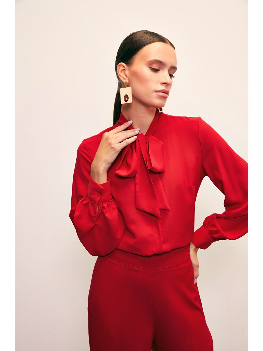 Yakası Bağlamalı Düz Gömlek - Kırmızı-3