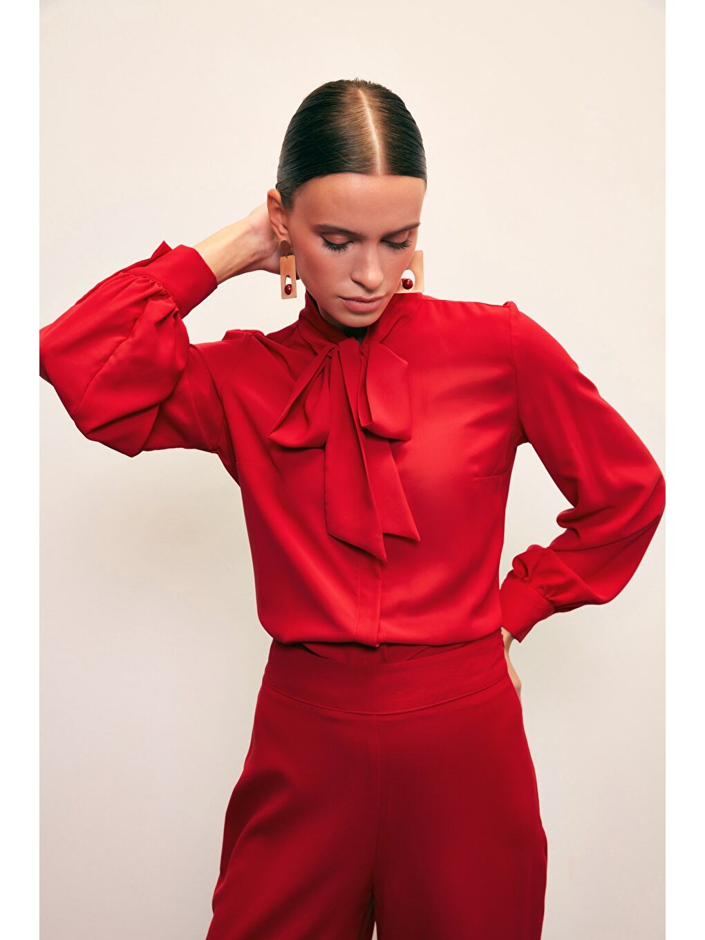 Yakası Bağlamalı Düz Gömlek - Kırmızı-4