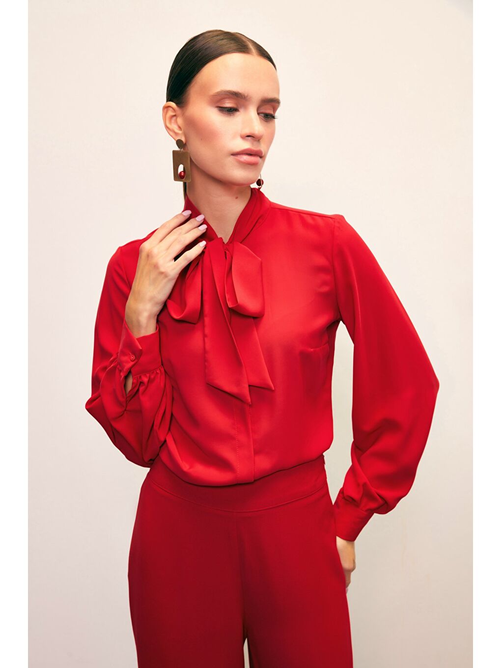 Yakası Bağlamalı Düz Gömlek - Kırmızı-5