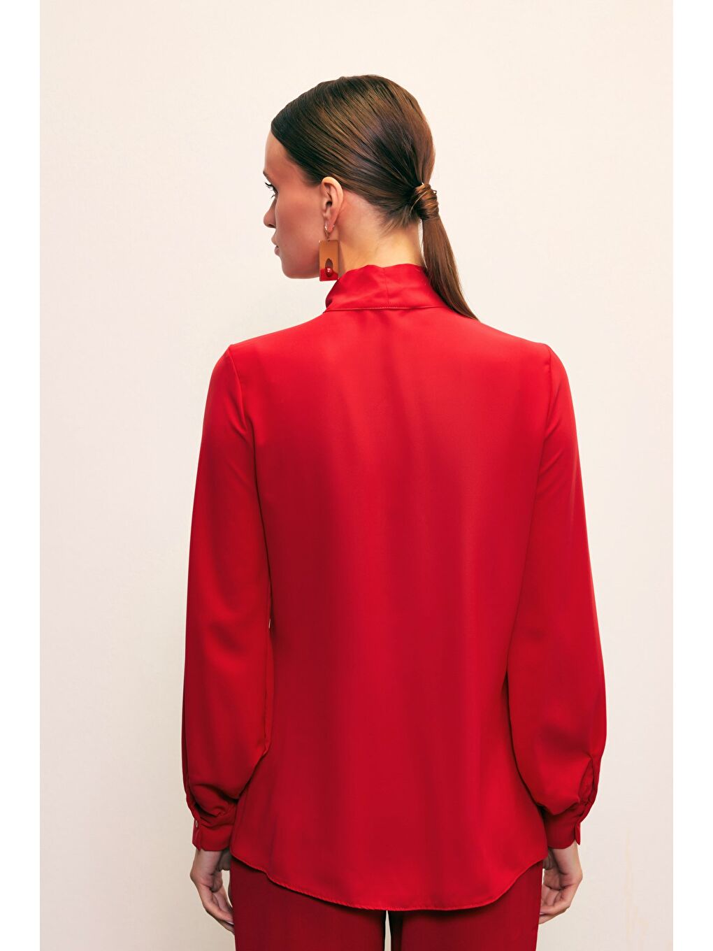 Yakası Bağlamalı Düz Gömlek - Kırmızı-6