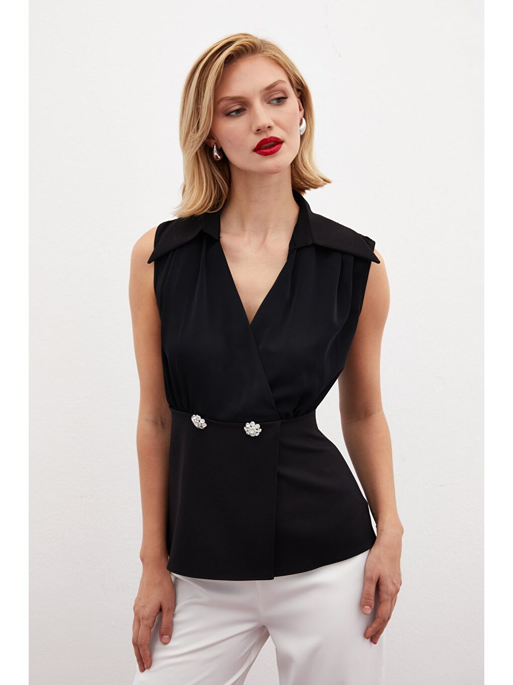 Taş Aksesuarlı Kolsuz Bluz - Siyah