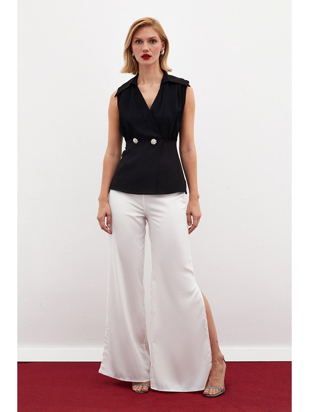 Taş Aksesuarlı Kolsuz Bluz - Siyah-1