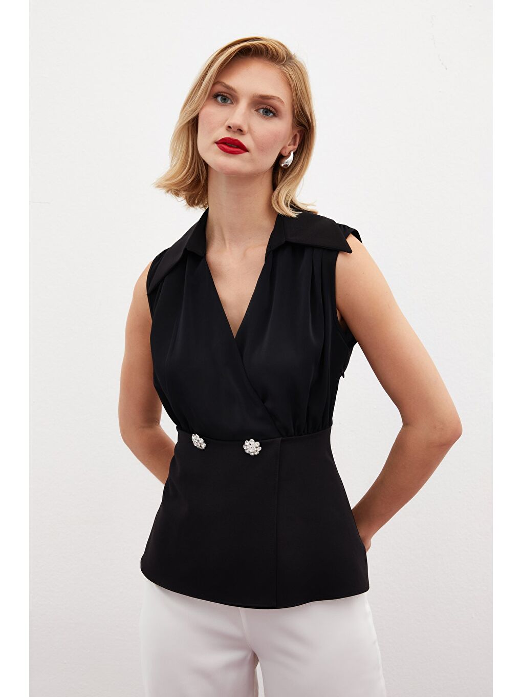 Taş Aksesuarlı Kolsuz Bluz - Siyah-2