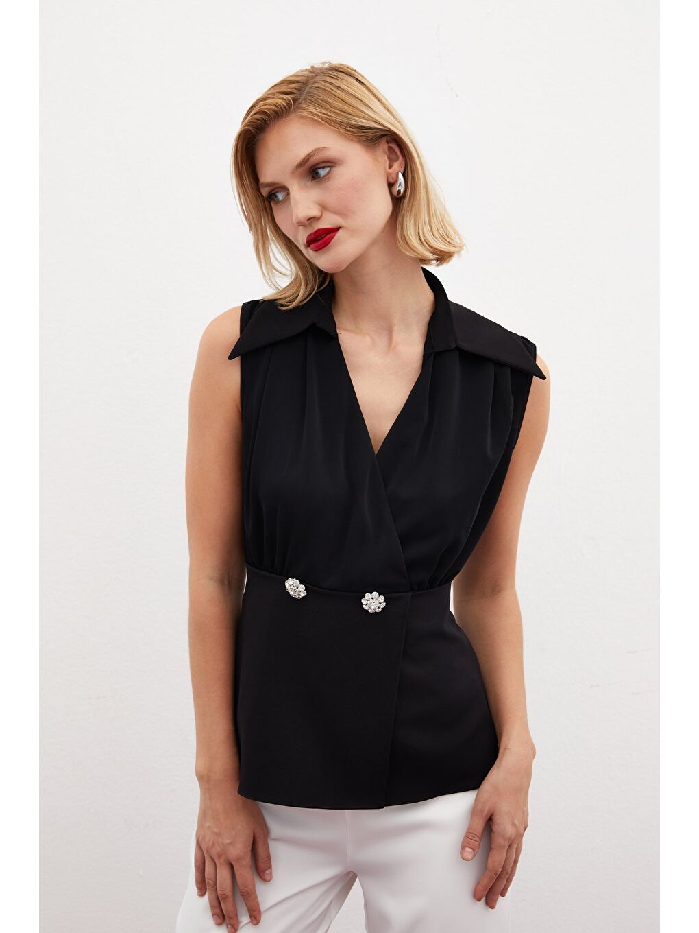 Taş Aksesuarlı Kolsuz Bluz - Siyah-3