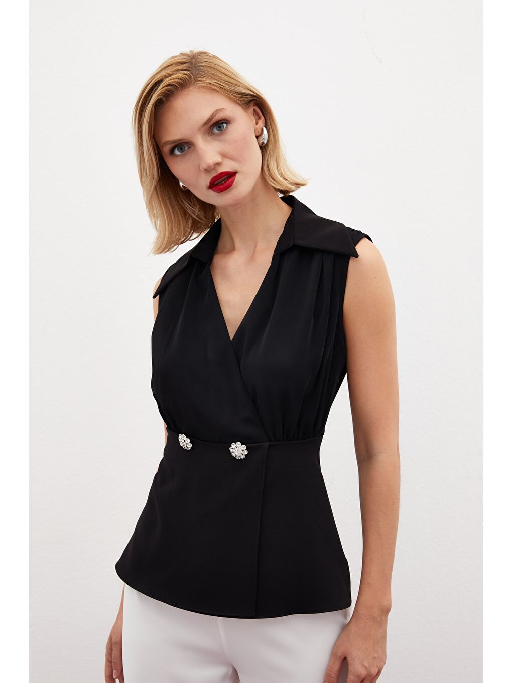 Taş Aksesuarlı Kolsuz Bluz - Siyah-4