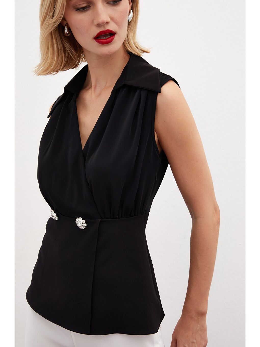 Taş Aksesuarlı Kolsuz Bluz - Siyah-5