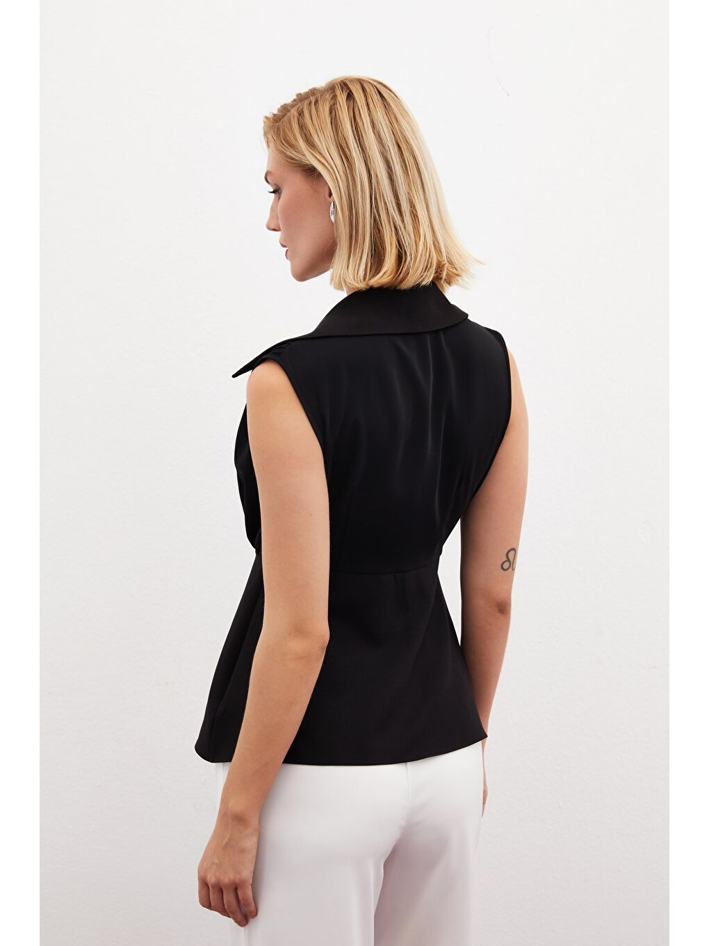 Taş Aksesuarlı Kolsuz Bluz - Siyah-6